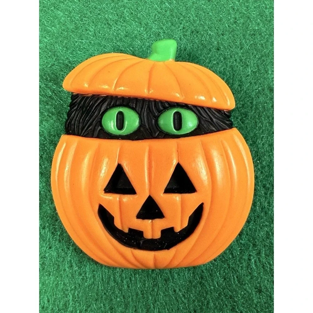 Vintage 1990s Plastic Halloween Pin Brooch Cat in Jack O' Lantern Pumpkin 2